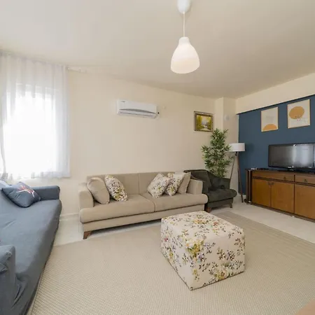 Spacious Flat Near Lara In Muratpasa